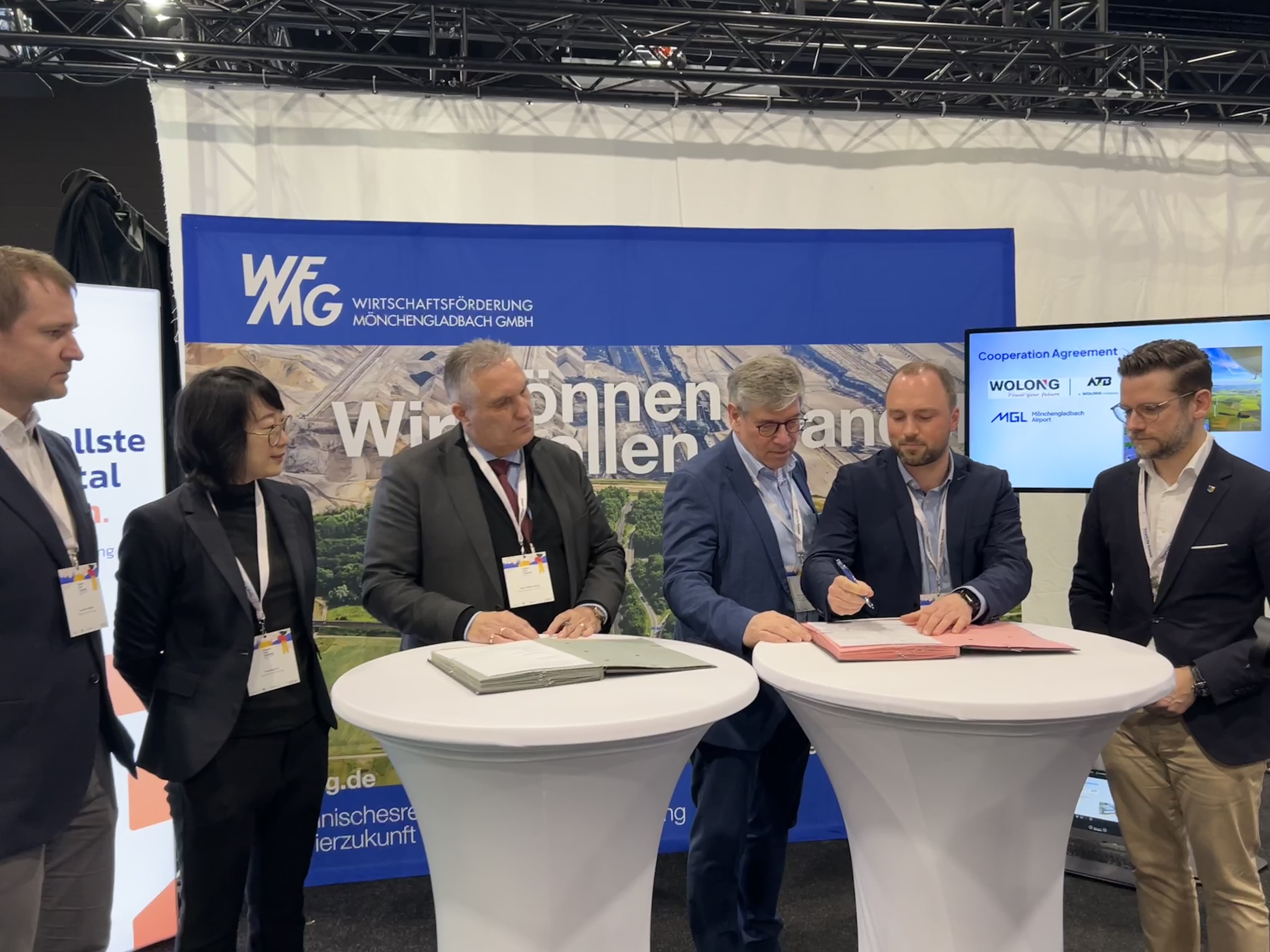 171109358626968874A4.jpg 签约时.jpg